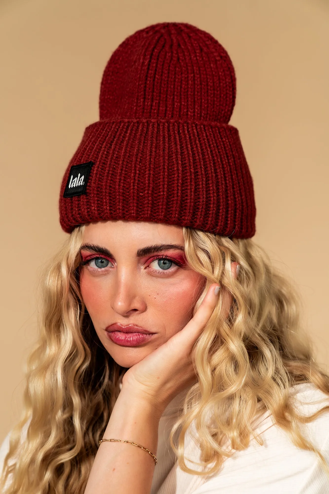 Grunge Chic Label Beanie in Brick