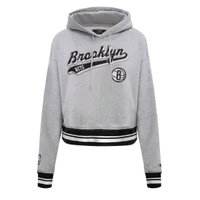 NBA BROOKLYN NETS SCRIPT TAIL WOMEN'S RIB FLC CROPPED PO HOODIE (HEATHER GRAY/BLACK)