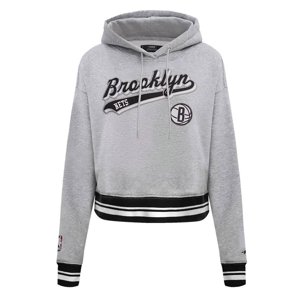 NBA BROOKLYN NETS SCRIPT TAIL WOMEN'S RIB FLC CROPPED PO HOODIE (HEATHER GRAY/BLACK)