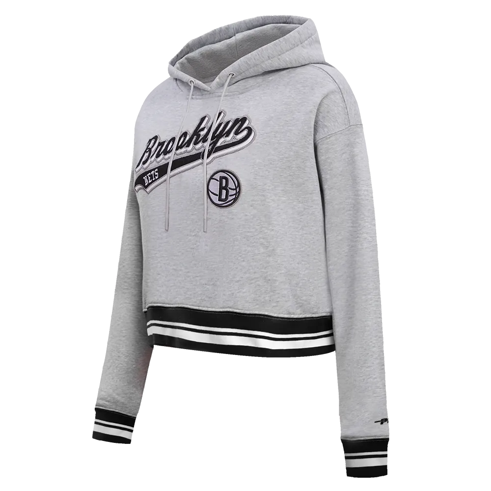 NBA BROOKLYN NETS SCRIPT TAIL WOMEN'S RIB FLC CROPPED PO HOODIE (HEATHER GRAY/BLACK)